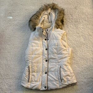 Aeropostale Prince & Fox white hooded puffer vest w/ faux fur trim. Size Medium